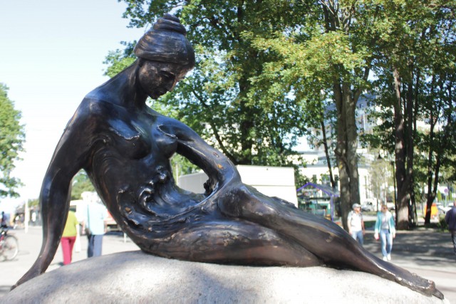 В центре Светлогорска установили скульптуру «Балтийская волна»