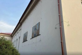 На фасад молодёжного центра в Черняховске устанавливают исторические панно из смальты (фото)