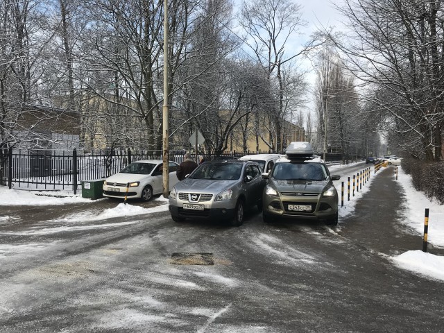 На улице Репина в Калининграде столкнулись три автомобиля: движение заблокировано