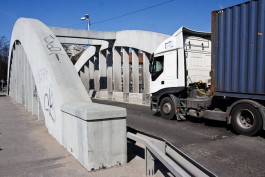 «Агрессия и езда под кирпич»: дорожники и ГИБДД оценили организацию движения у моста на Вагонке