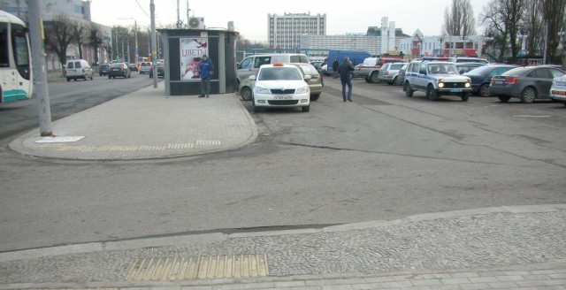 Возле Южного вокзала в Калининграде «Фольксваген» на парковке сбил мужчину