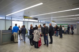 Из-за сильного бокового ветра в «Храброво» задерживаются десятки рейсов