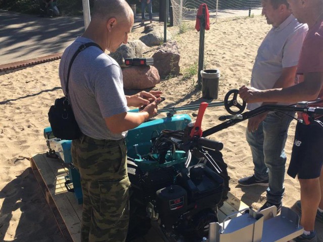  В Зеленоградске купили ручную машину для уборки пляжа (видео)