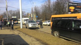 На площади Василевского в Калининграде не поделили дорогу маршрутка и автобус (фото)