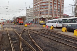 На перекрёстке 9 Апреля и Фрунзе в Калининграде начали убирать брусчатку (фото)