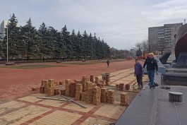 В Калининграде начали менять просевшую плитку возле мемориала морякам-балтийцам