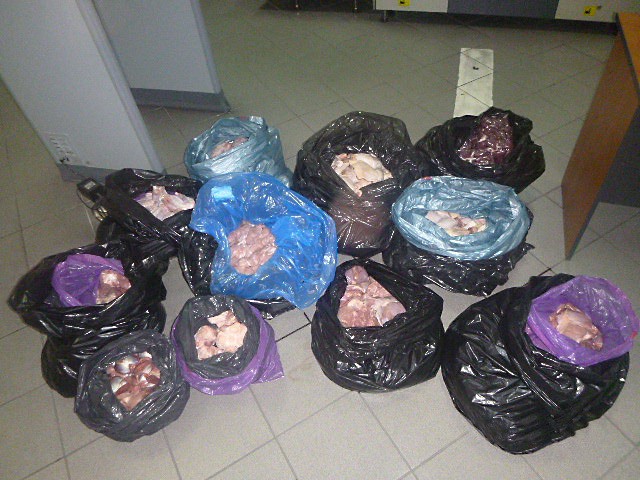 На границе в Багратионовске у водителя «Фольксвагена» изъяли более 200 кг мясной продукции из Польши