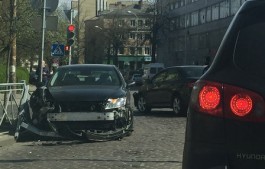 На ул. Кирова в Калининграде автомобиль снёс металлическое ограждение
