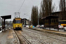 На улице 9 Апреля в Калининграде завершают обустройство павильонов на трамвайных остановках