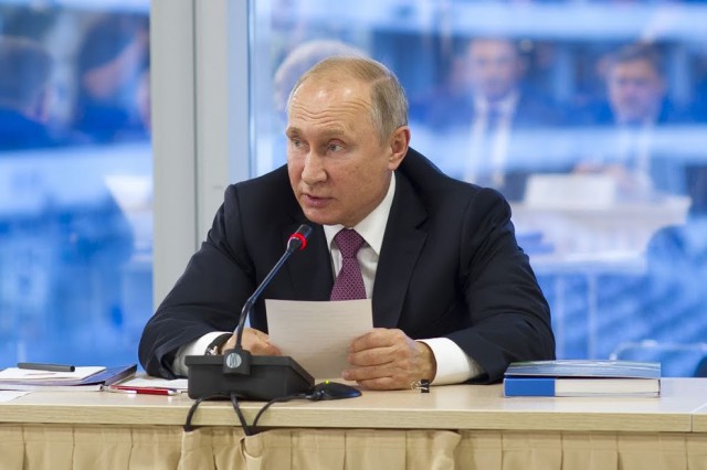 Путин назвал моральными уродами людей, выступающих против поддержки семей с детьми
