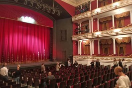 «Исторический бордовый»: в калининградском Драмтеатре открыли обновлённый зрительный зал (фото)