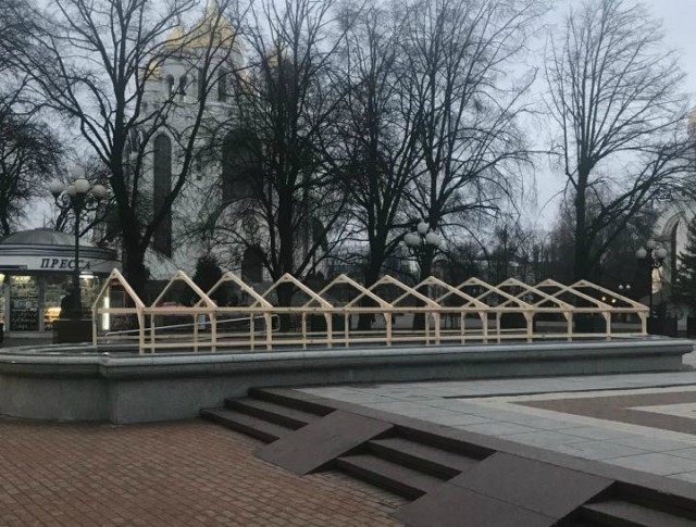 На площади Победы в Калининграде для ремонта фонтанов соорудили специальные навесы 