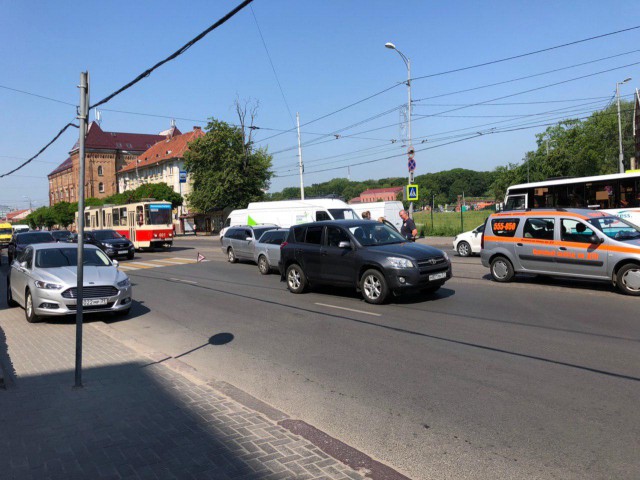 Из-за тройного ДТП на улице Черняховского в Калининграде встали трамваи