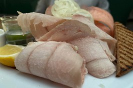 &laquo;Рецепты моряков и шефов&raquo;: в Калининграде сняли фильм-исследование о строганине