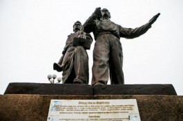 Эксперт: По закону советские скульптуры нужно вернуть на Зелёный мост в Вильнюсе