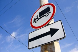 Житель Черняховска похитил 14 дорожных знаков на трассе Калининград — Нестеров 