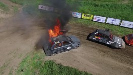 Во время гонки на выживание на Девау загорелся автомобиль (видео)
