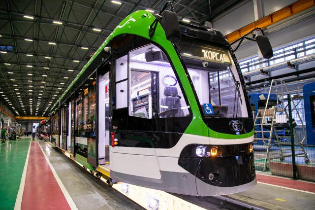 Новый трамвай «Корсар» отправили на тест-драйв в Калининград из Санкт-Петербурга