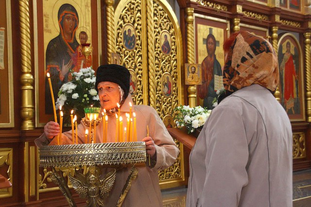 Россияне в кризис стали меньше жертвовать церкви