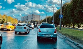 На Московском проспекте в Калининграде такси вылетело на тротуар после ДТП