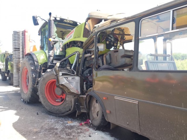 В Неманском округе лоб в лоб столкнулись трактор и военный автобус: пострадали шесть человек