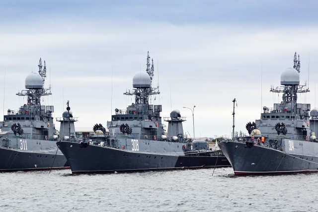 Военные Балтийского флота эвакуировали иностранного моряка с тяжёлыми травмами