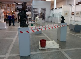 Из-за трещин и протечек крыши в Калининградской художественной галерее закрыли выставочный зал