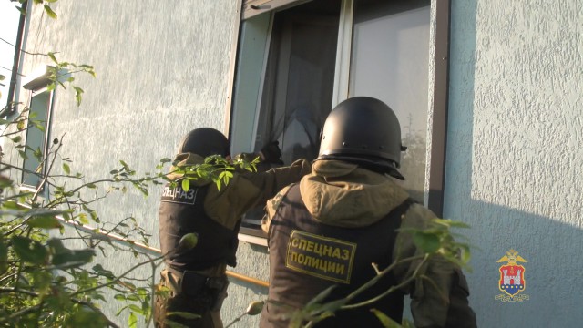 В Калининграде бойцы спецназа штурмом взяли дом группы наркоторговцев (видео)
