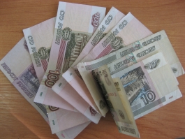 Рубль начал неделю с укрепления к мировым валютам