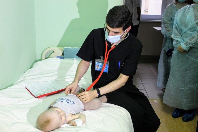 Калининградские врачи спасли младенца из Коми, который проглотил гидрогелевый шарик
