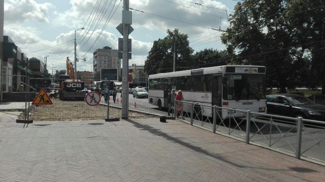 В начале улицы Горького в Калининграде перекопали тротуар: люди обходят по дороге 