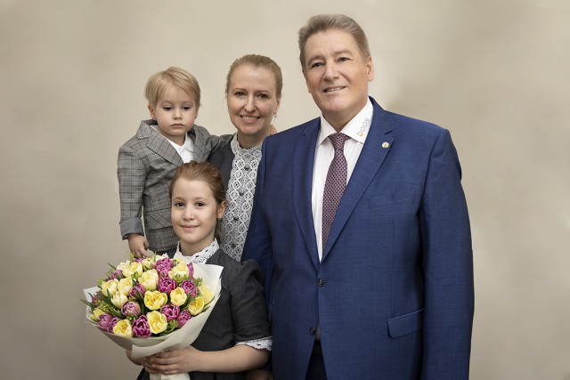 Георгий Боос и его супруга получили медаль ордена «Родительская слава»