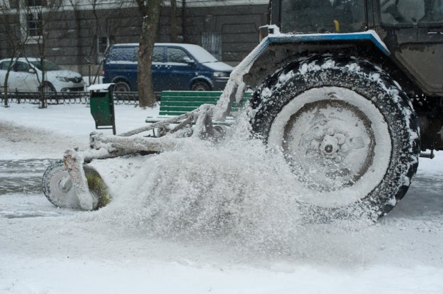 Днём власти Калининграда направили 38 машин на уборку улиц от снега