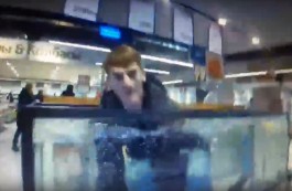 «Я — карп!»: мужчина искупался в аквариуме супермаркета на Сельме в Калининграде (видео)
