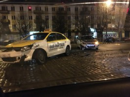 На Ленинском проспекте в Калининграде столкнулись такси и «Хёндай»