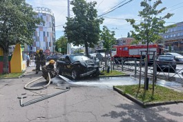 На Ленинском проспекте в Калининграде БМВ пробил ограждение и вылетел на тротуар