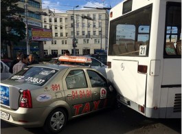 В центре Калининграда такси «Кобра» столкнулось с автобусом: образовалась пробка