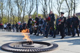 Цуканов и байкеры возложили цветы к памятнику 1200 гвардейцам в Калининграде (фото)
