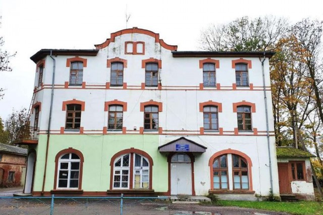 В Правдинске ищут подрядчика для ремонта исторического здания бывшего привокзального отеля