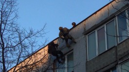 В Светлом бойцы Росгвардии взяли штурмом квартиру наркоторговца (фото, видео)