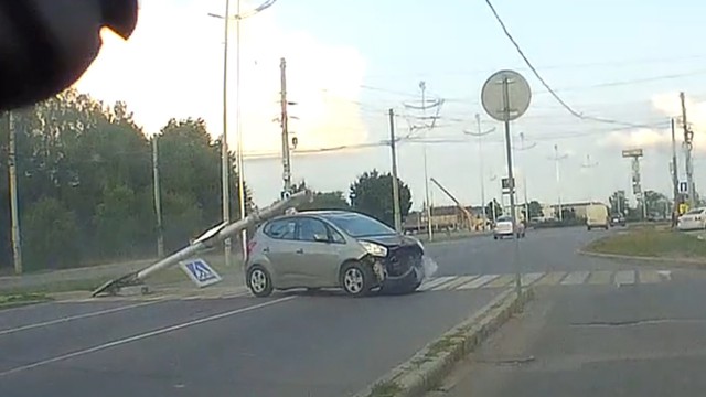 «Внезапно потемнело в глазах»: водитель «Киа» сбила столб на Московском проспекте в Калининграде