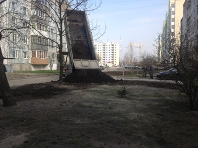 «Через одно место»: после ремонта теплотрассы двор на ул. Борзова забыли привести в порядок (видео)
