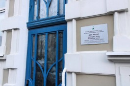 Дверь старинного дома с фигурой Атланта в Черняховске украсили прозрачным витражом (фото)