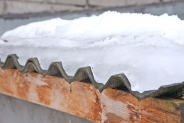 Власти советуют калиниградцам требовать от управляющих компаний ремонта протекающих крыш