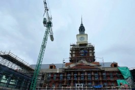 На 60-метровой башне нового кампуса БФУ в Калининграде начали устанавливать часы с подсветкой (фото)