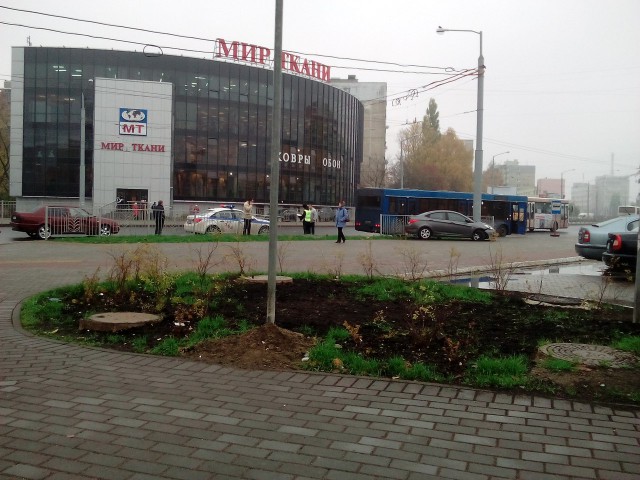 На ул. 9 Апреля в Калининграде «Хёндай» пробил ограждение и вылетел на тротуар (фото) (фото)