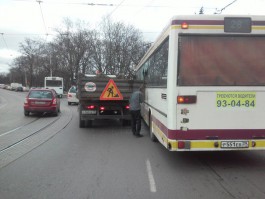 На ул. Черняховского в Калининграде грузовик выбил стекло пассажирскому автобусу (фото)