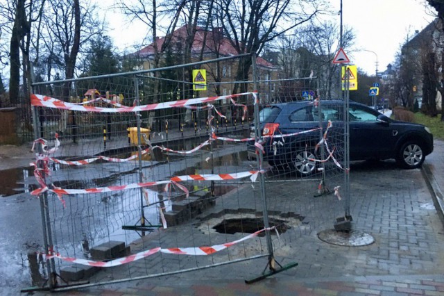 Провал на парковке в Калининграде объяснили нелегальной врезкой в канализацию