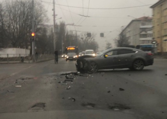 На Советском проспекте в Калининграде образовалась пробка из-за столкновения двух автомобилей