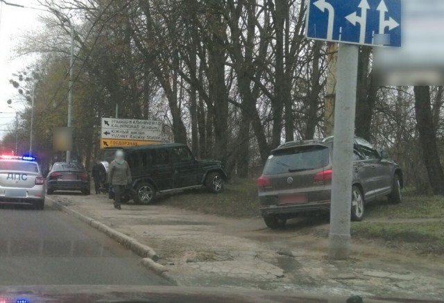 В Калининграде внедорожник въехал в дерево после столкновения с легковушкой